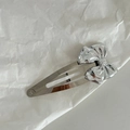 Détail d'une barrette à cheveux nœud en métal argenté avec une finition miroir brillante - Style Nœud 3D Argent
