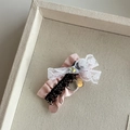 Détail d'une pince à cheveux en dentelle rose et noire avec strass et paillettes - Barrette Paillettes Dentelle Rose