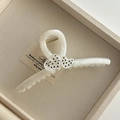 Elegante molletta per capelli in marmo bianco con cuori a pois neri su vassoio - Pinza per Capelli a Croce Bianca Pois Neri Cuore
