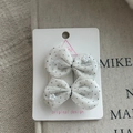 Dettaglio di due fermagli per capelli a fiocco in chiffon bianco a pois con fiori - 3# Fermaglio per Capelli con Fiocco in Rete Bianca