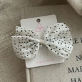 Dettaglio del fiocco per capelli in chiffon bianco a pois con perla su cartoncino brand - 1# Fermaglio per Capelli con Fiocco in Rete Bianca a Pois Neri