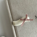 Detailaufnahme der cremefarbenen Harz-Haarklammer mit rosa Samtschleife und Buchstabe - Cremeweiß Wellen Clip Rosa Schleife