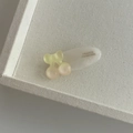 Détail d'une pince à cheveux en acétate blanc crème avec cerises 3D et texte fait à la main - Cerise Rose Jaune (5#)