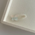 Détail d'une barrette en acétate crème avec papillon bleu et gravure France Handmade - Papillon Bleu Blanc (3#)