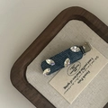 Dettaglio del fermaglio per capelli in denim blu con quattro strass marquise brillanti - Stile Quadrato con Strass Bianchi