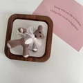 Accesorio para el pelo de oso de punto marrón café con lazo de organza y marco de madera - Pinza Oso Café