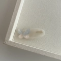 Pinza ovalada blanco crema con mariposa 3D translúcida y texto de France Handmade - Mariposa Rosa Azul (1#)
