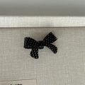 Gros plan d'une pince à cheveux à nœud à pois avec une finition en tissu noir lisse - Barrette à Nœud Noir