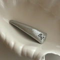 Détail de la pince à cheveux noeud argenté avec tissu métallique sur assiette céramique - 6# Champagne Triangle Nœud Pince