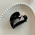 Detail einer schwarzen Herz-Haarklammer mit bunten Strasssteinen und rosa Seifenschleife - Schwarzes Herz mit rosa Schleife