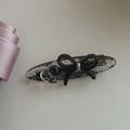 Dettaglio di un fermaglio per capelli in acetato con pizzo nero e fiocco elegante - Striscia Lunga Nera Fiocco Nero Cuore