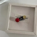 Pinza para el pelo con perla roja tipo cereza y diseño de cara sonriente dorada - Bola Roja Cara Sonriente Dorada