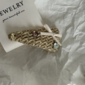 Barrette à cheveux style ballet en paille avec cœurs en cristal K9 et un nœud en ruban beige - Pince à Cheveux Triangle en Rotin Foncé avec Nœud