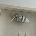 Milchteefarbenes Haarclip mit transparenter Schleife und Faltenstoff auf grauem Kasten - Grau Plissiert Oval Clip Silber Schleife