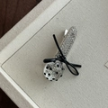 Dettaglio del fermaglio per capelli con strass lucidi, fiocco nero e perla a pois - 1# Fermaglio per Capelli con Sfera in Strass Ovale