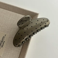 Grande pinza per capelli grigia traslucida con pois neri su un vassoio da esposizione - Stile a Pois ad Arco Argentato
