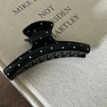 Französischer Haarklammer-Haarclip aus schwarzem Acetat mit weißen Punkten auf einem Buch - Schwarz Weiß Polka Dot Stil