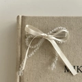 Fermaglio per capelli con fiocco in nastro crema e perline su elegante sfondo di libro - Fiocco Bianco Crema Clip Cristallo Bianco