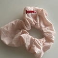Primer plano detallado de un coletero de tela rosa claro con bordado Love rojo - Rosa (1# Coletero Rosa)