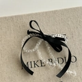 Dettaglio di un fermaglio per capelli a fiocco in raso nero con perline trasparenti - Fiocco Nero Clip Cristallo Bianco
