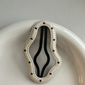 Gros plan sur la barrette ondulée crème en similicuir à pois noirs et coutures fines - 4# Pince à cheveux nuage blanc cassé à pois noirs