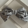 Detalle de lazo plateado metálico para el pelo con adornos de perlas blancas de lujo - Pinza para el Cabello Lazo Perla Artificial Gris