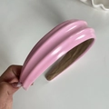 Gros plan sur un serre-tête rose en cuir PU gaufré avec doublure antidérapante - Rose