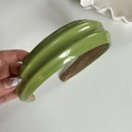 Détail d'un serre-tête en cuir PU vert émeraude avec texture à triple nervure et doublure douce - Vert