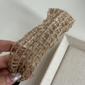 Dettaglio della fascia larga in lino lavorato a maglia con trama a maglia vuota - Cerchietto Intrecciato Tè al Latte (1#)