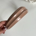 Gros plan sur un bandeau large plissé en cuir PU marron clair au fini brillant texturé - Couleur Thé au Lait
