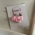 Detailopname van roze geruite haarstrikjes op een witte displaykaart van papier - Roze Kleine Strik Haarelastiekjes