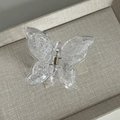 Elegante pinza de pelo de mariposa con encaje vintage y patrón de malla blanca en resina - Pinza de Pelo de Mariposa con Textura Blanca