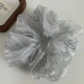 Detail van zilvergrijze geplooide organza scrunchie met glinsterende lovertjes en kralen - Zilver Maas Zilveren Strik