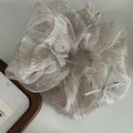 Macro detail van organza scrunchie met sprankelende strassteentjes en zilveren strikjes - Champagne Maas Zilveren Strik