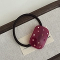 Λεπτομέρεια από κομψό μπορντό λαστιχάκι μαλλιών με πολύχρωμα κρυστάλλινα στρας - Μοβ τετράγωνο στυλ με πολύχρωμα στρας