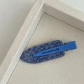 Detailansicht des blauen gepunkteten Denim-Musters auf einer stabilen Haarklammer - Rosenrot Punktmuster Denim Textur