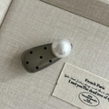 Dettaglio di un fermaglio per capelli grigio a pois con perla su tessuto beige intrecciato - 1# Argento Triangolo Pois Neri Perla