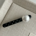 Fermaglio per capelli a pois con perla su vassoio in tessuto beige vista 45 gradi - 4# Nero Lineare Ovale Pois Argento Perla