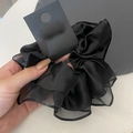 Elegante zwarte scrunchie met satijnen lint en gelaagde mesh organza stof voor vrouwen - Zwart Maas
