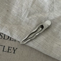 Eleganter silberner Haarclip in Wellenform mit poliertem Finish auf Leinenstoff - Matte Hohl Wellen Haarklammer (2#)