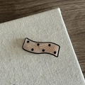 Detail of wavy acetate hair clip with pink marble texture and black polka dots - Pink Striped Polka Dot Style