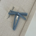 Vue détaillée du nœud papillon en denim bleu à pois blancs avec pince crocodile en métal - Pince à Cheveux Triangle Nœud Bleu Clair