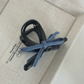 Pince à cheveux avec nœud en denim bleu et résine noire sur un plateau en tissu beige - Pince Crabe Nœud Denim Bleu Foncé