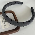 Cerchietto grigio fatto a mano con motivi a cuore floccati neri ed etichetta tessuta interna - Grigio Cuore Nero (2cm)