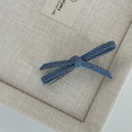 Barrette à cheveux avec nœud en denim rayé bleu présentée dans un coffret cadeau - Pince à Cheveux Nœud Denim Bleu Foncé