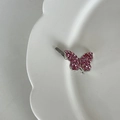 Detailaufnahme einer silbernen Schmetterlings-Haarklammer mit rosa Strass auf Keramik - Rosa Diamant Schmetterling Magnetische Haarspange (5#)