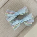 Set di due fermagli per capelli in tulle azzurro con motivi colorati a onde arcobaleno - Stile Fiocco in Rete Blu con Striscia Colorata a Onda