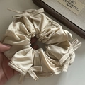 Dettaglio dell'elastico in raso beige con fiocchi e raffinata trama vintage - 3# Elastico Tè al Latte Con Fiocco Tè al Latte