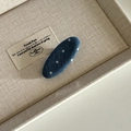 Blauer Haarclip mit Polka-Dots und Cord-Textur auf einem Leinen-Display-Tablett - Denim Ovaler Haarclip Punktmuster