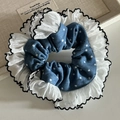 Jeansblauer Haargummi mit Polka Dots, Spitze und französischer Retro-Schleife - Denim Scrunchie Punktmuster Spitze